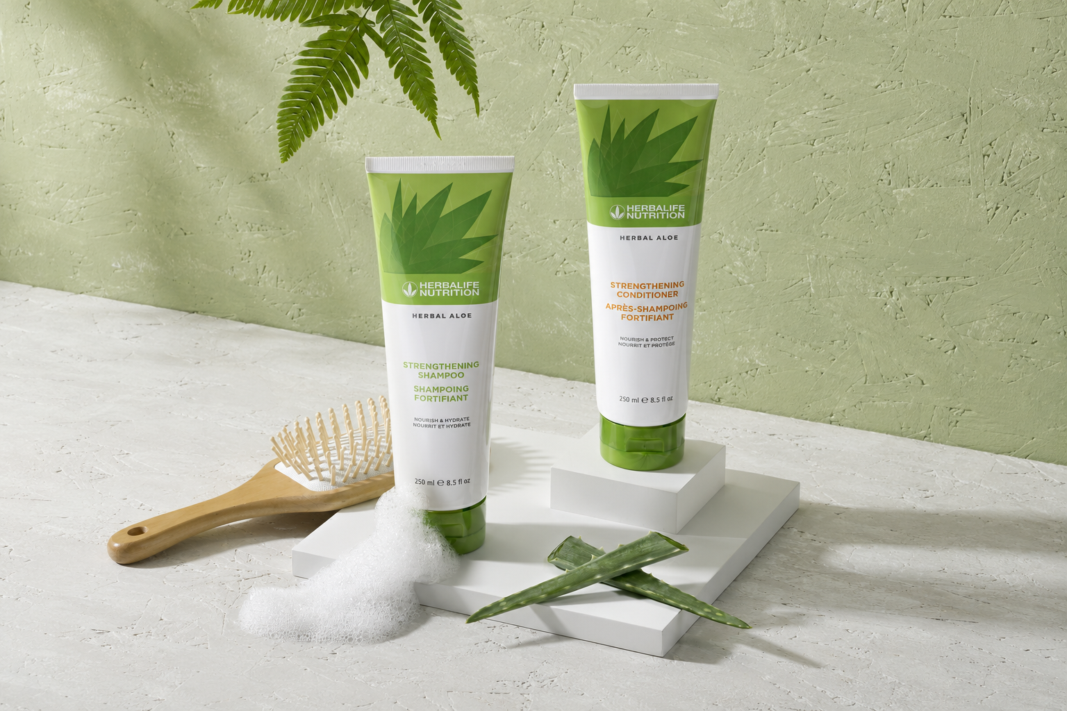 Herbalife Herbal Aloe Güçlendirici Şampuan ve Saç Kremi şişeleri
