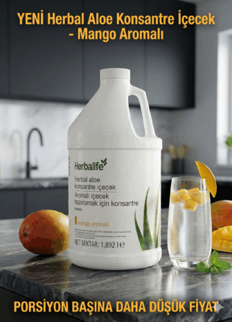Mutfak tezgahı üzerinde duran büyük, beyaz Herbalife Herbal Aloe Konsantre İçecek - Mango Aromalı şişesi; yanında mango küpleri ve nane ile süslenmiş buzlu bir bardak içecek ve bütün mangolar. Üstte "YENİ", altta "PORSİYON BAŞINA DAHA DÜŞÜK FİYAT" yazısı.
