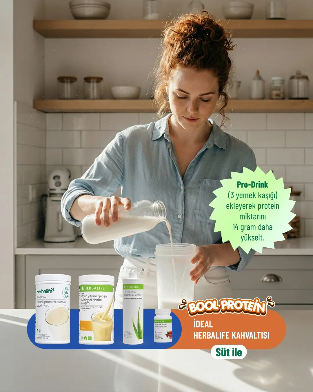 Orijinal İdeal Herbalife Kahvaltısı Seti Süt ile Hazırlanan Bol Proteinli Kombinasyon Herbalife Pro Drink protein tozu Formül 1 shake aloe vera içeceği ve bitkisel çay içeren ideal Herbalife kahvaltısı hazırlayan kadın