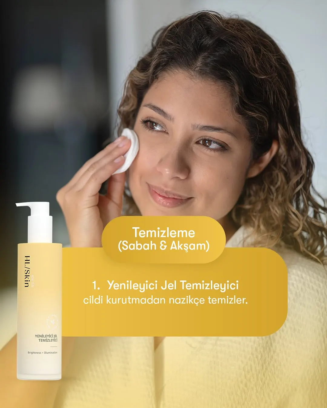Herbalife HL Skin Yenileyici Jel Temizleyici Brightness Illumination 150 ml Makyaj pamuğu ile yüzünü temizleyen kadın görseli yanında sarı ambalajlı Herbalife HL Skin yenileyici jel temizleyici