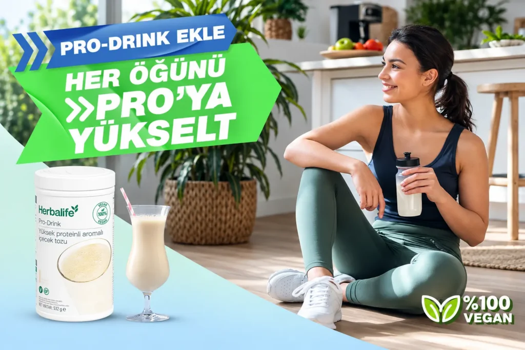 Ev ortamında antrenman sonrası Herbalife Pro-Drink %100 vegan protein içeceği tüketerek dinlenen sportif kadın yatay tanıtım afişi